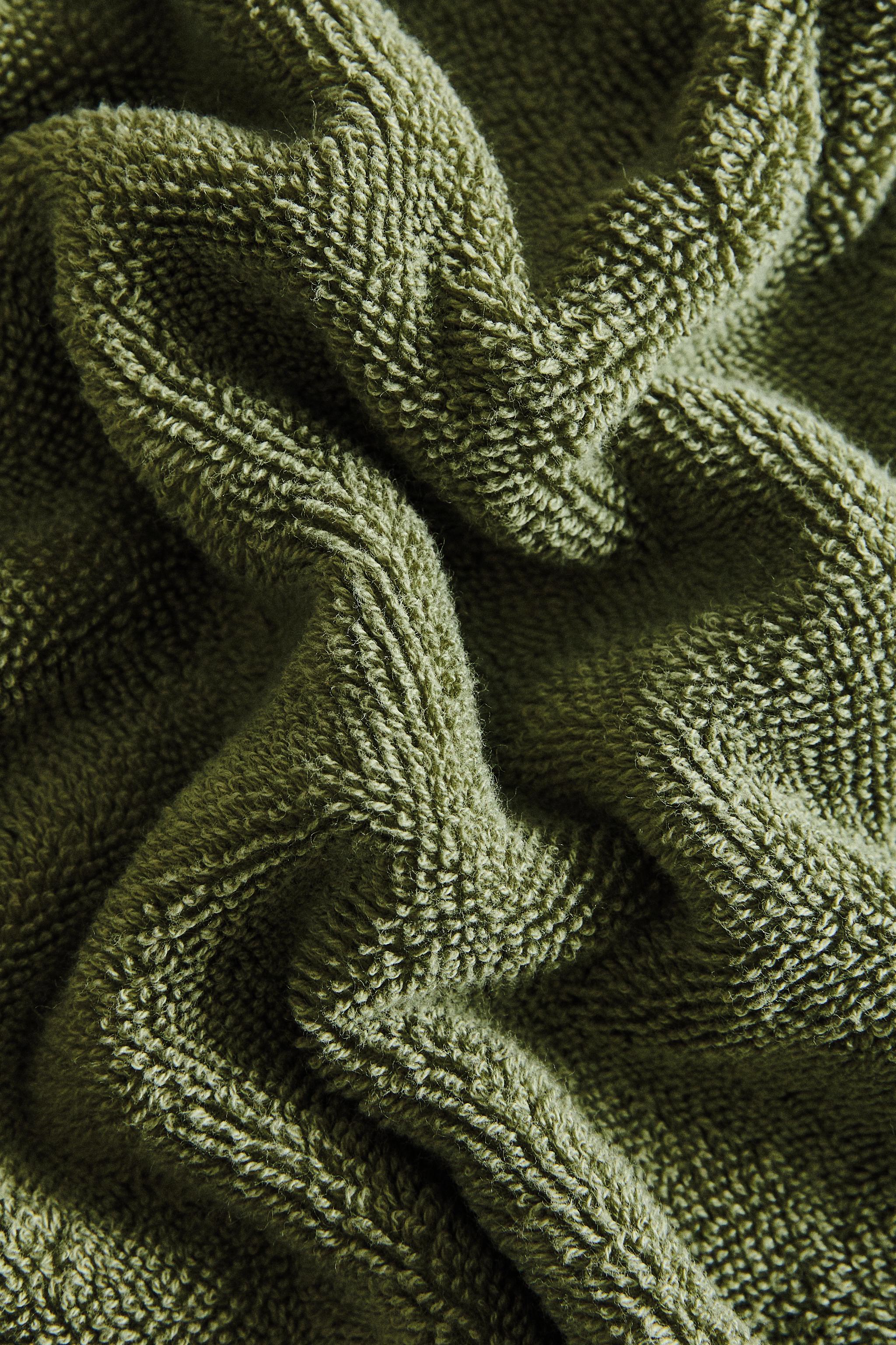 BATH TOWEL WITH CONTRAST TOPSTITCHING